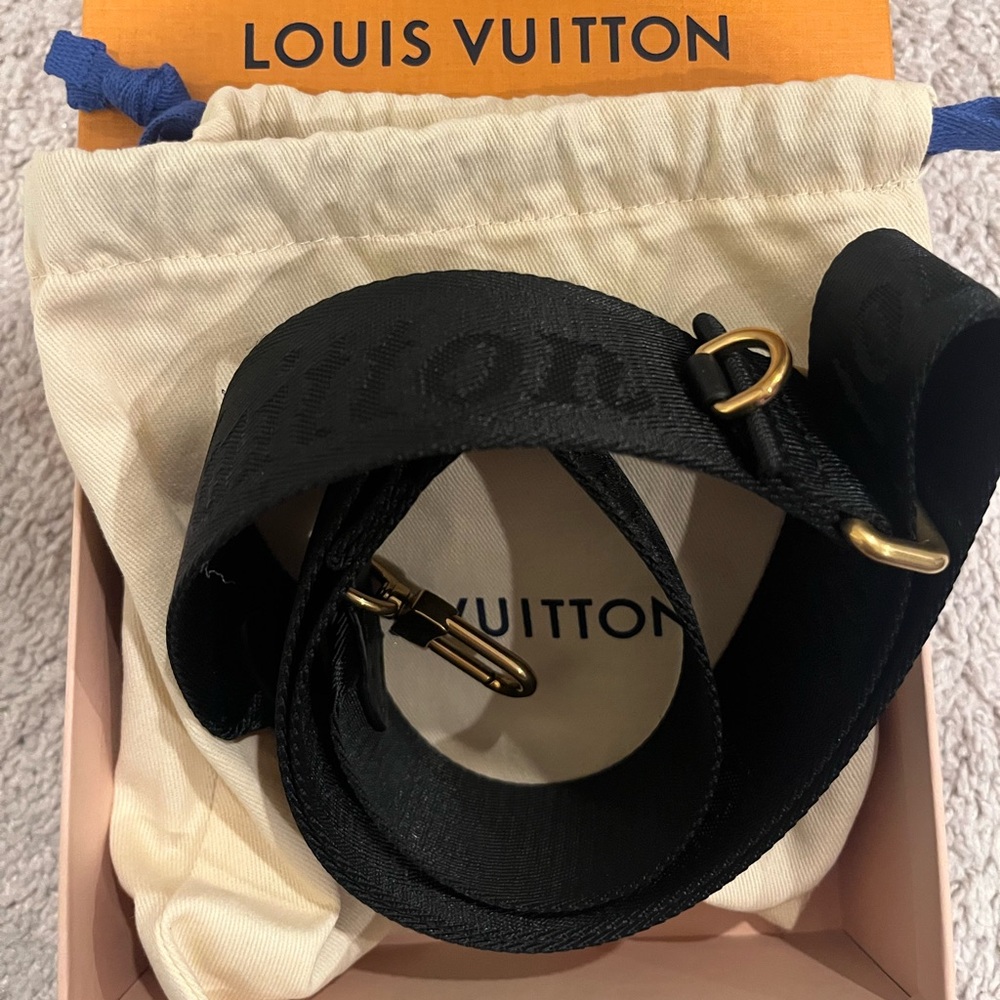 Louis Vuitton, new wave multi pouchette strap